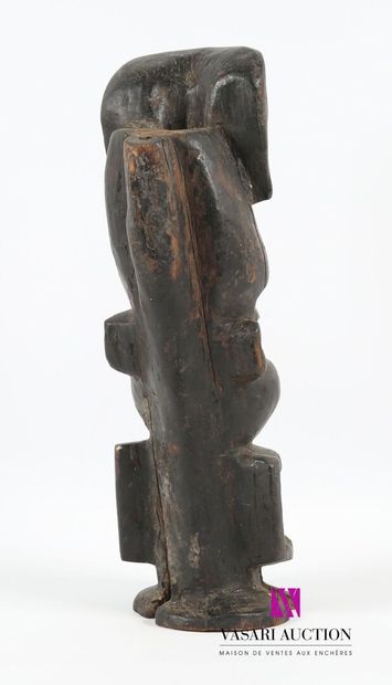 null Statue totem en bois sculpté à patine foncée figurant un personnage anthropomorphe,...
