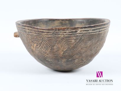 null Carved wooden bowl, the body engraved with interlaced linear motifs, it has...