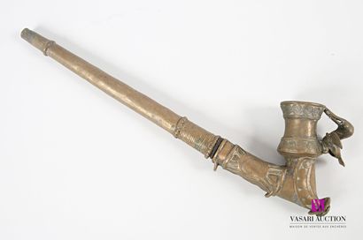 null BAMOUN - CAMEROON
Bronze pipe, the scabbard decorated with a bird
20th century
(wear,...
