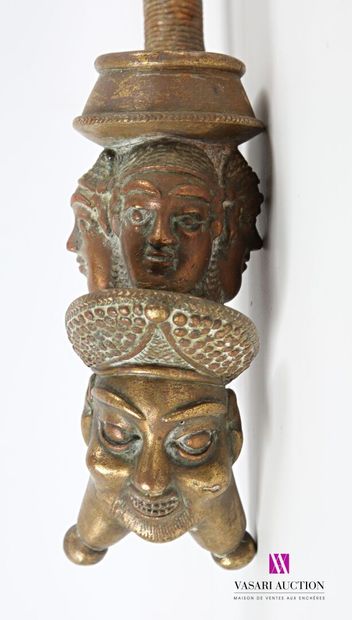 null BAMOUN - CAMEROUN
Pipe en bronze, le fourreau à tête d'homme joufflu surmonté...
