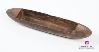 null Vide poche en bois sculpté en forme de pirogue 
(usures, fentes)
Long. : 27...