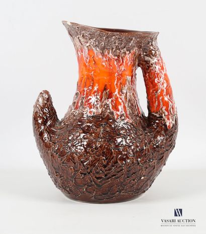 null Vase de forme libre en céramique traité en polychromie dans les tons bruns,...