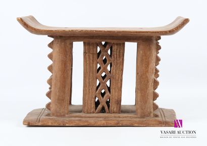 null ASHANTI - GHANA
Carved wooden monoxyl stool with light-brown patina, featuring...
