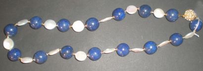 null Collier en perles de lapis lazuli teinté,

intercalées de perles d’eau douce...