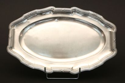 null Plat de forme ovale en argent (1798-1809), la bordure ourlé de filets et rubans...