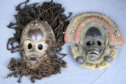 null Deux masques faciaux en bois patiné de type coureur et leur abondante coiffe...