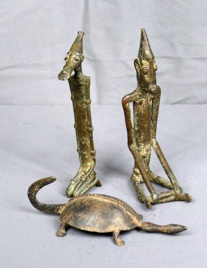 null Trois bronzes: deux personnages masculins au long torse, l’un à genoux, l’autre...