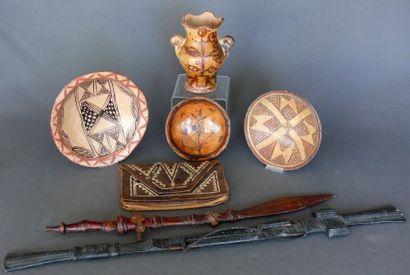 null Lot de divers objets berbères de la vie domestique : céramiques dont vase, écuelles,...