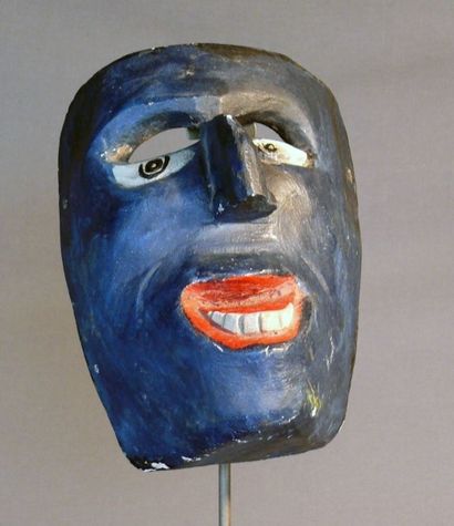 null Masque en bois léger peint figurant un visage grotesque au nez busqué, à la...