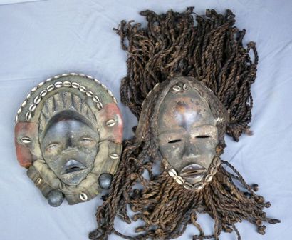 null Deux masques faciaux en bois patiné de type danseur et leur abondante coiffe...