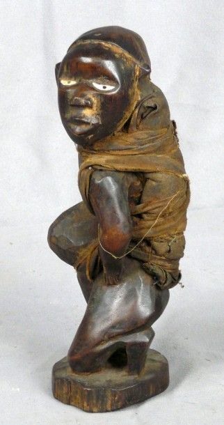 null Statuette fétiche « Nkisi » en bois à patine sombre figurant un personnage un...