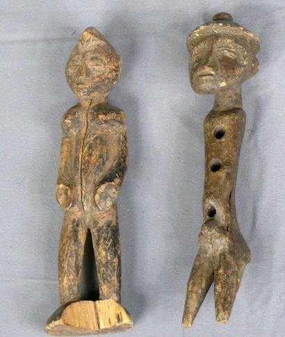 null Deux statuettes en bois à patine naturelle d’usage figurant un classique personnage...