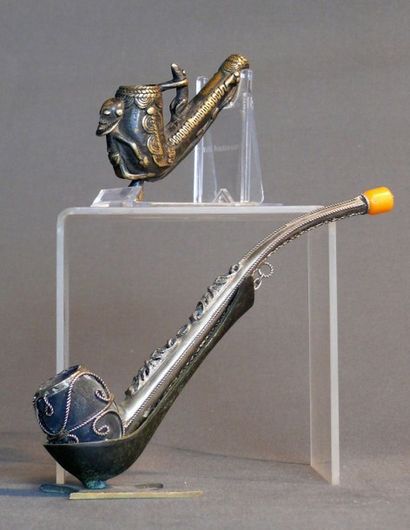null Deux pipes à tabac : l’une de style Dogon en alliage de cuivre ornée d’un personnage...