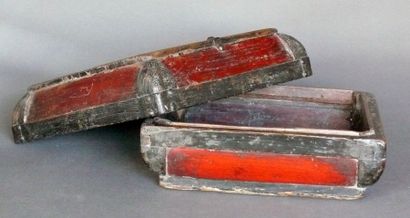 null Boîte ancienne en bois laqué de rouge et noir à belle patine d’usage de forme...