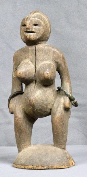 null Statuette ancienne en bois dur érodé à patine naturelle figurant une femme debout...
