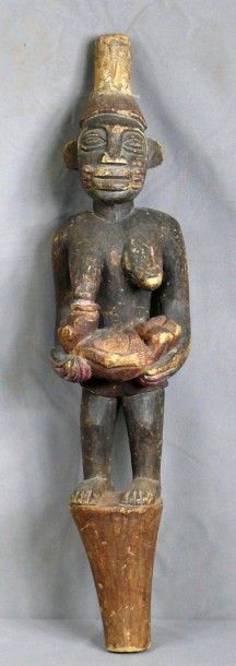 null Poteau sculpté d’une maternité en bois polychrome, la mère debout, allaitant...