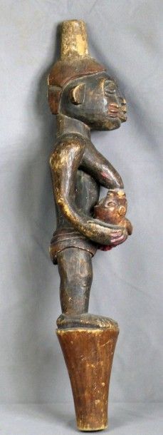 null Poteau sculpté d’une maternité en bois polychrome, la mère debout, allaitant...