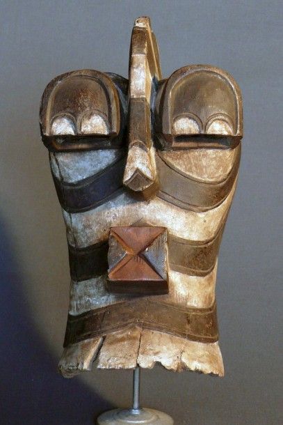 null Masque facial Kifwebe en bois léger polychrome figurant un visage stylisé à...