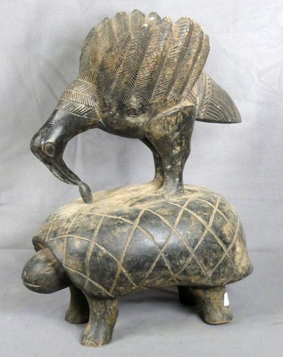 null Sculpture décorative en bois dur figurant une tortue surmontée d’un oiseau picorant...