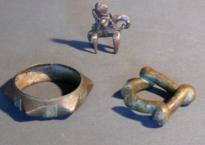 null Deux bracelets en bronze à patine d’usage. - Diam. 9 et 10 cm. Poids 294 g....