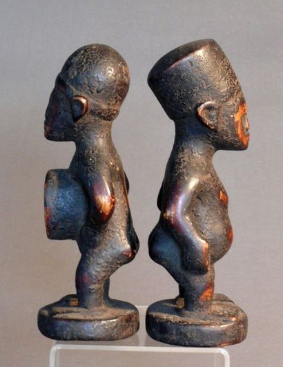 null Couple de statuettes en bois dur à patine sombre épaisse croûteuse Figurés debout...