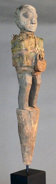 null Poteau « Botchio » sculpté d’un personnage debout au corps emmailloté, auquel...