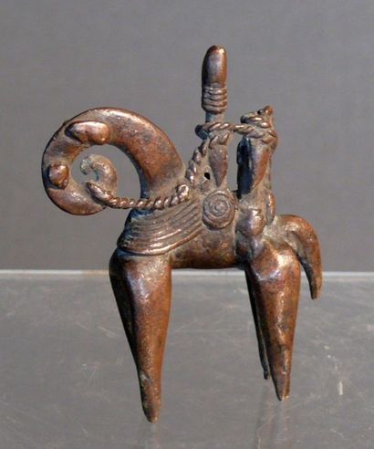 null Statuette en alliage de cuivre stylisée figurant un cheval à la tête en virgule,...