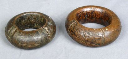 null Deux bracelets en bronze à patine d’usage en anneau épais à fin décor géométrique...