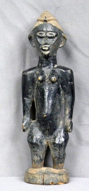 null Statuette ancienne en bois dur peinte en noir sur le corps figurant une femme...