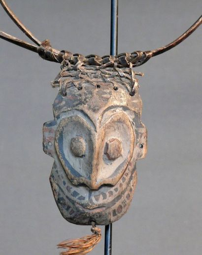 null Amulette de protection : masquette en bois à traces de polychromie, figurant...
