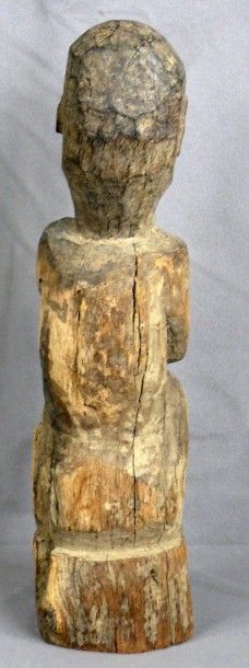 null Ancienne statuette « de donateur » en bois dur érodé figurant un personnage...