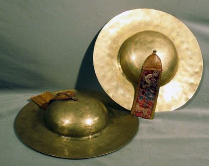 null Paire de gongs en laiton de forme ronde, à partie centrale hémisphérique, d’une...