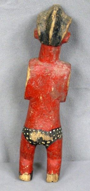 null Statuette Colon ancienne en bois dur richement peinte figurant une femme debout...
