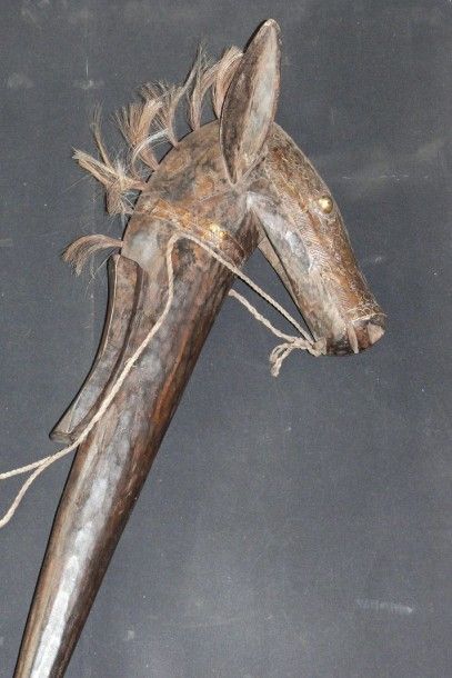 null Sculpture en bois patiné Koredugaw figurant symboliquement un cheval, à la tête...