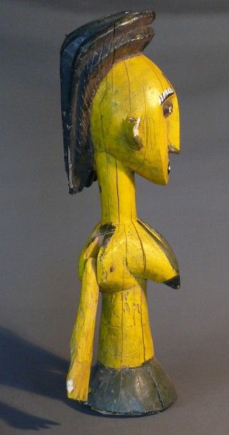null Marionnette ancienne du type « Merekun » en bois dur richement peint de jaune...