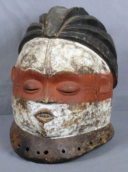 null Masque heaume ancien en bois mi-dur figurant une tête humaine stylisée aux traits...