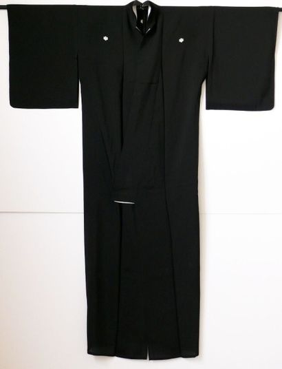 null Kimono de cérémonie féminin, non doublé, en légère soie noire ornée de cinq...