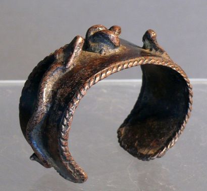 null Bracelet en riche alliage de cuivre, plat en anneau ouvert, orné de deux serpents...