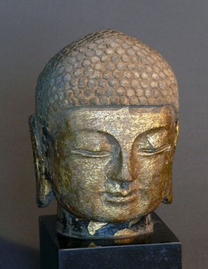 null Tête de bouddha en pierre reconstituée, présentant des traces de dorure, soclée...