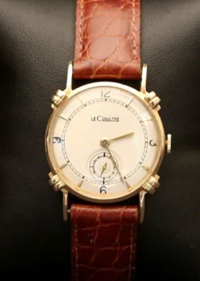 null LECOULTRE

Montre bracelet en or (14 carats), anses stylisées, boîtier or vers...