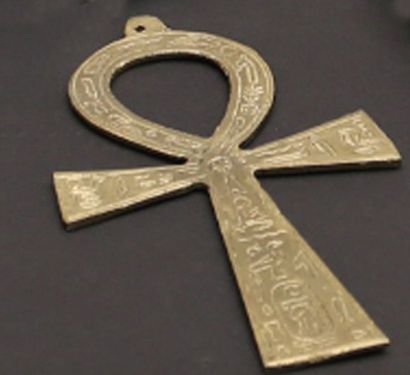 null Anhkh ou croix ancée en laiton à décor de hiérogliphes.

Hauteur : 17,5 cm