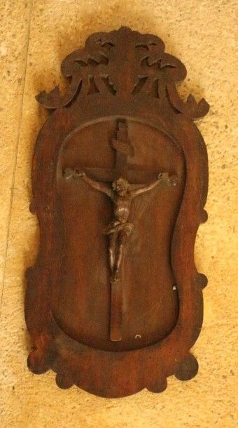 Crucifix dans un cadre en bois naturel teinté...