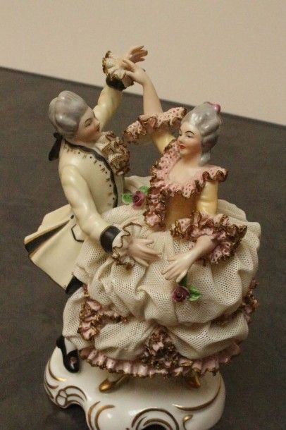 null Sujet en porcelaine polychrome représentant un couple dansant

(accidents et...