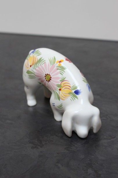 null QUIMPER

Cochon en porcelaine à décor de fleurs traitées en polychromie

XXème...