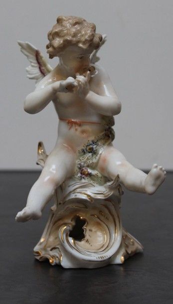 null Sujet en porcelaine figurant un angelot jouant de flûte sur un tertre.

XXème...