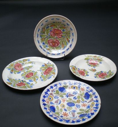 null ESPAGNE

Quatre plats à décor floral polychrome. 

XIXème siècle

(un avec fêle...