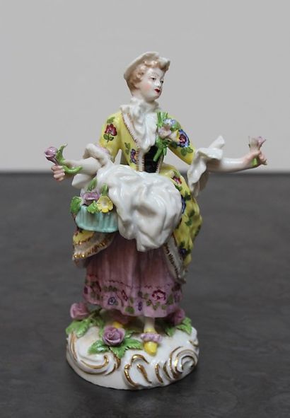 null Sujet en porcelaine représentant une élégante au panier fleuri les bras en croix

Haut....