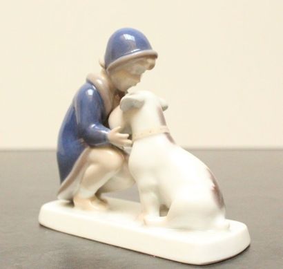null COPENHAGUE - B&G

Figurine en porcelaine représentant une fillette et son chien

Cachet...