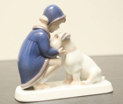 null COPENHAGUE - B&G

Figurine en porcelaine représentant une fillette et son chien

Cachet...