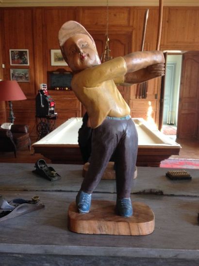 null Sculpture en bois peint représentant un jeune joueur de golf
Haut. : 52 cm